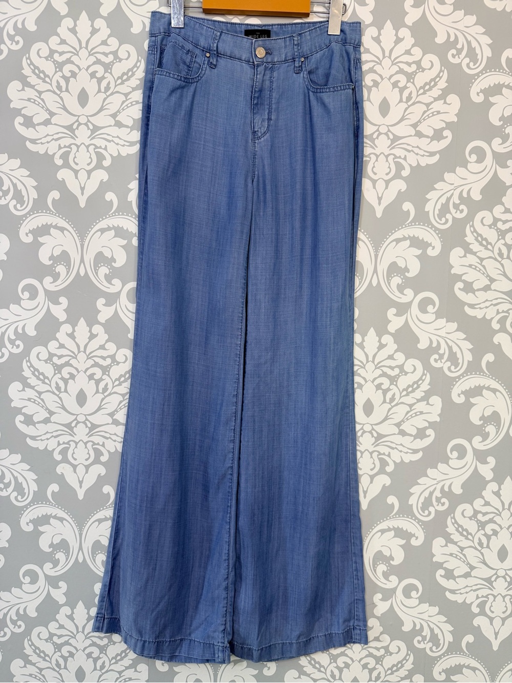 💫2/$25 • White House Black Market The Wide Leg Featherlight Jeans